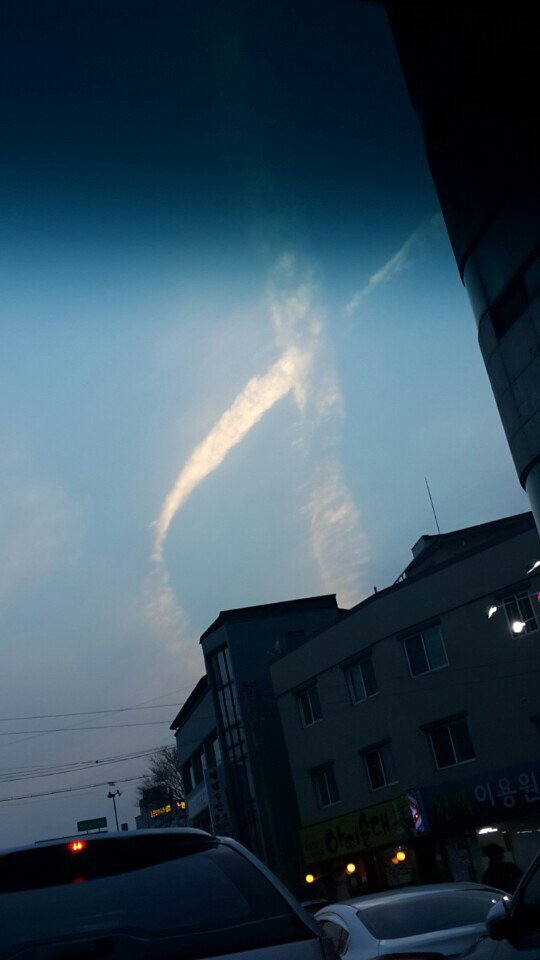 세월호 인양중, 어느 하늘에 뜬 구름의 모양.jpg | 인스티즈