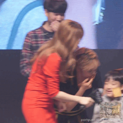 초아의 팬서비스와 즐거워하는 아이.gif | 인스티즈