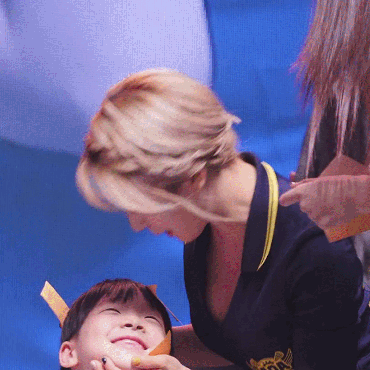 초아의 팬서비스와 즐거워하는 아이.gif | 인스티즈