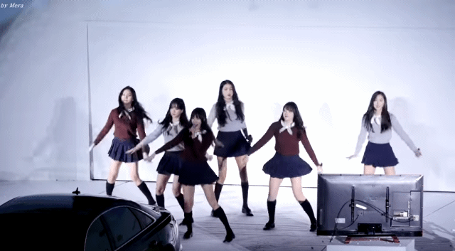 터지는 폭죽에 깜놀하는 여자친구 | 인스티즈