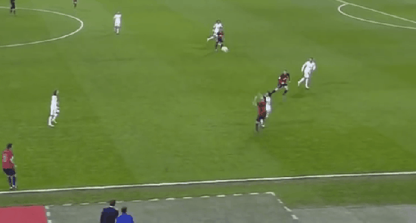 모드리치의 경이로운 탈압박과 박수 쳐주는 라모스.GIF | 인스티즈