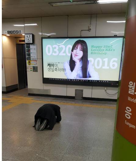 지하철에서 보이는 아이돌 덕후들.. | 인스티즈