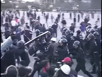 2000년대 초반 전의경 시위현장 ㄷㄷㄷㄷㄷㄷㄷㄷㄷㄷㄷㄷ gif | 인스티즈