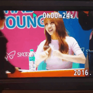 초딩팬을 대하는 모모와 사나의 차이.gif | 인스티즈