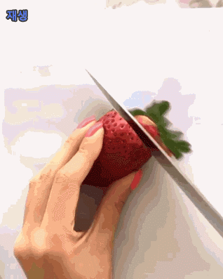 딸기로 장미 만들기 . gif | 인스티즈