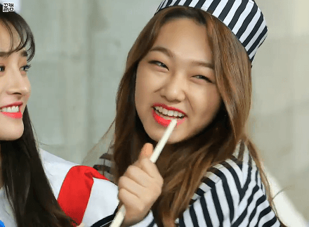 강미나 애교를 본 전소미의 반응.gif | 인스티즈