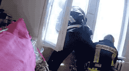 자살 시도하는 사람 막는 소방관.gif | 인스티즈