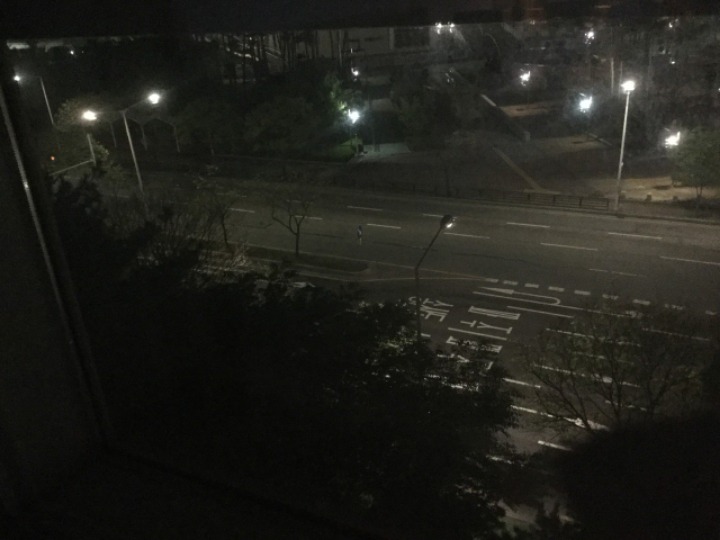 야심한 밤 도로 한복판에 서있는 여고생 | 인스티즈