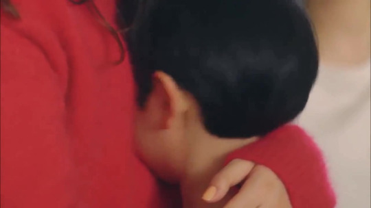 엄마한테 혼나는 애 위로해주는 누나.jpg | 인스티즈