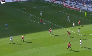 두 명을 뚫어버리는 모드리치.gif | 인스티즈