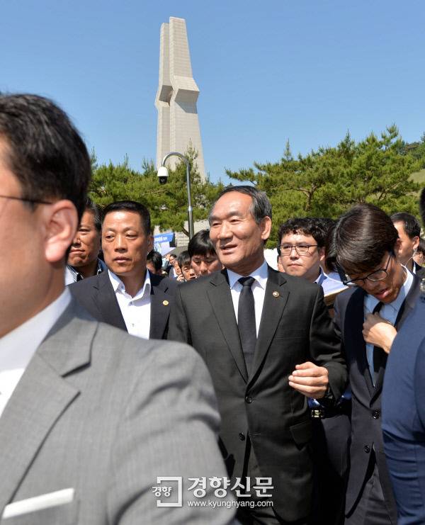 5·18 유족 항의에 비웃으며 기념식장 떠나는 박승춘 보훈처장.jpg | 인스티즈