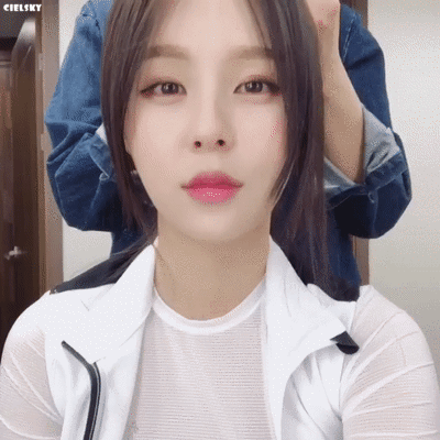 머리묶는 조수애 아나운서.gif | 인스티즈