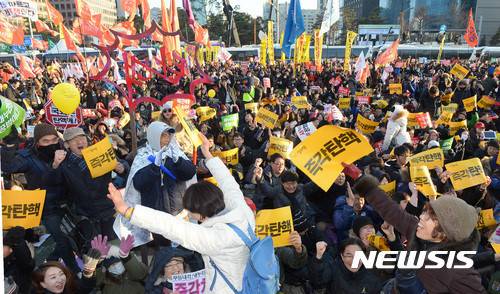 박근혜 탄핵가결 발표후 극과극 상황 | 인스티즈