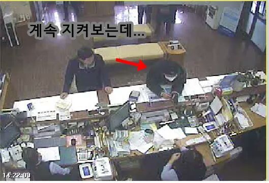 은행에 강도질 하러갔는데 바로 옆에서 경찰서장이 통장정리 중이었음 0_0;.jpg | 인스티즈