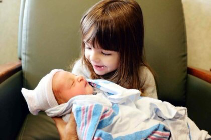 동생을 처음 본 아이들의 사랑스러운 반응.jpg | 인스티즈