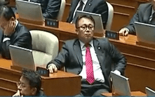 몰래 쁘이V하는 더불어민주당의원ㅋㅋㅋ | 인스티즈