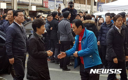 오늘자 대구 서문시장 방문한 박근혜 | 인스티즈