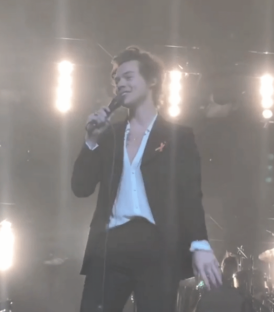 팬이 마시고 있는게 뭔지 궁금했던 해리스타일스.gif | 인스티즈