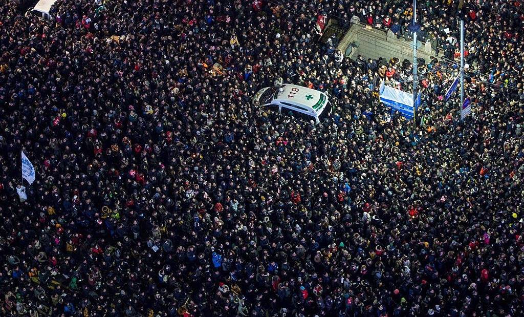 양팔 이상 간격으로 대형 맞춰 서있기와 착시효과에 이용되는 태극기 | 인스티즈