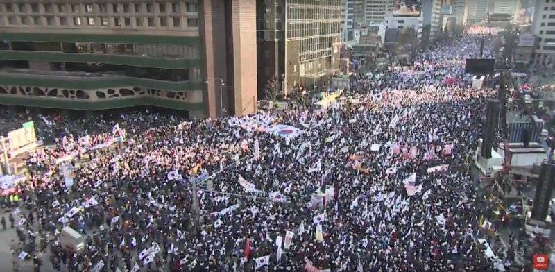 양팔 이상 간격으로 대형 맞춰 서있기와 착시효과에 이용되는 태극기 | 인스티즈