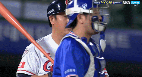 이대호 공략법 알려주러 마운드 올라가는 강민호.gif | 인스티즈