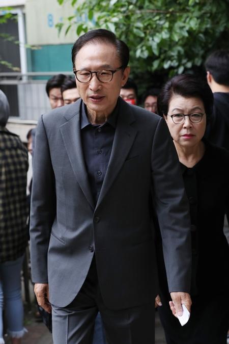 18대와 19대 대선 투표하는 MB의 표정변화.jpg | 인스티즈