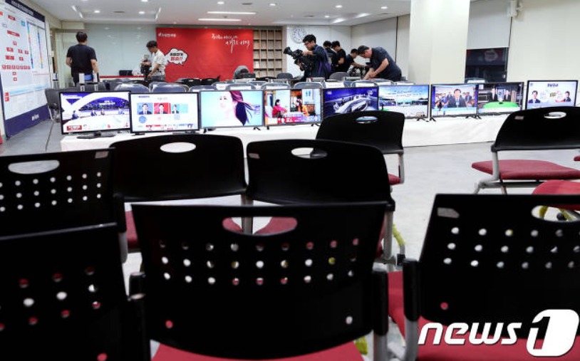 텅 빈 자유한국당 개표 상황실 | 인스티즈