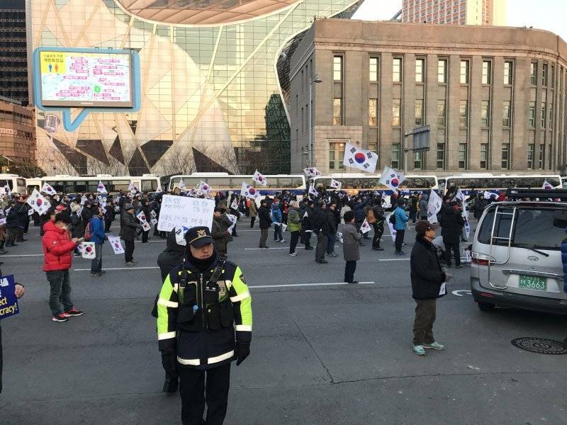 양팔 이상 간격으로 대형 맞춰 서있기와 착시효과에 이용되는 태극기 | 인스티즈