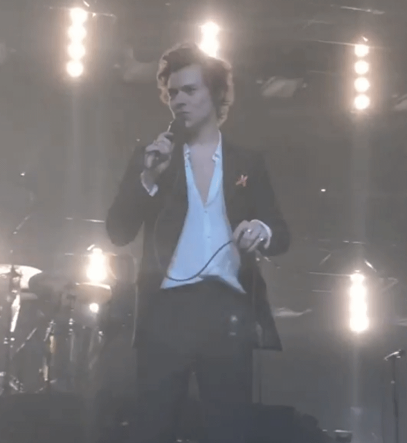 팬이 마시고 있는게 뭔지 궁금했던 해리스타일스.gif | 인스티즈