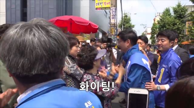 경남에서 아이돌급 인기를 자랑하는 김경수ㅋㅋㅋㅋㅋ.jpgif | 인스티즈