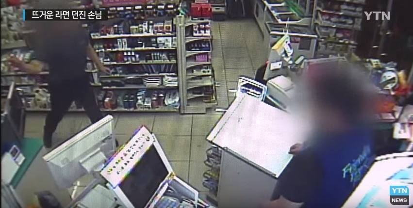 편의점 직원에게 뜨거운 라면을 던진 손님 | 인스티즈