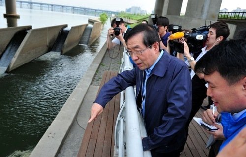 기자 : 저기???가 떠내려가고 있습니다! | 인스티즈