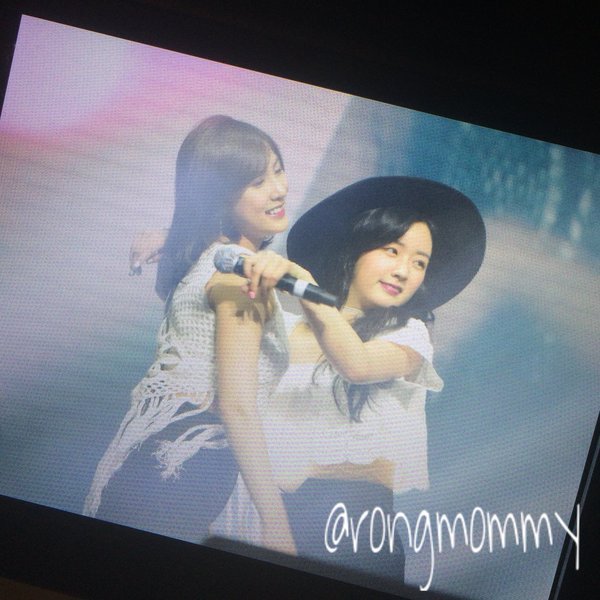 하영이의 촉감을 느끼는 보미.jpg | 인스티즈