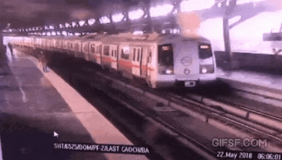 지하철 철로 사이 지나가려던 남자 | 인스티즈