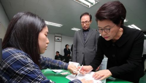 18대와 19대 대선 투표하는 MB의 표정변화.jpg | 인스티즈