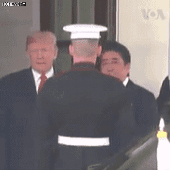 트럼프에게 친한척하는 아베.gif | 인스티즈