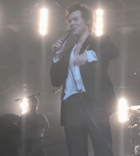 팬이 마시고 있는게 뭔지 궁금했던 해리스타일스.gif | 인스티즈