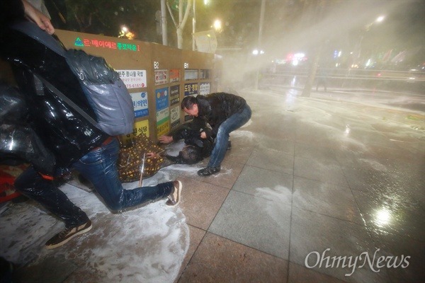 피흘리는 부상자 옮기는 시민에게도 물대포 | 인스티즈