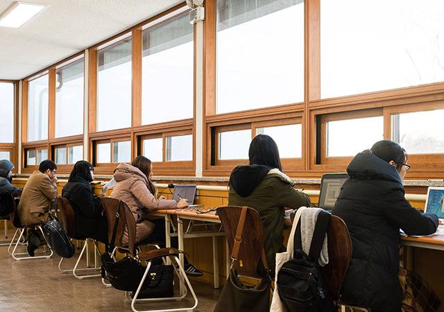 열심히 도서관에서 노트북(태블릿)공부하던 와중 잠깐 나갈 일이 생겼다 | 인스티즈