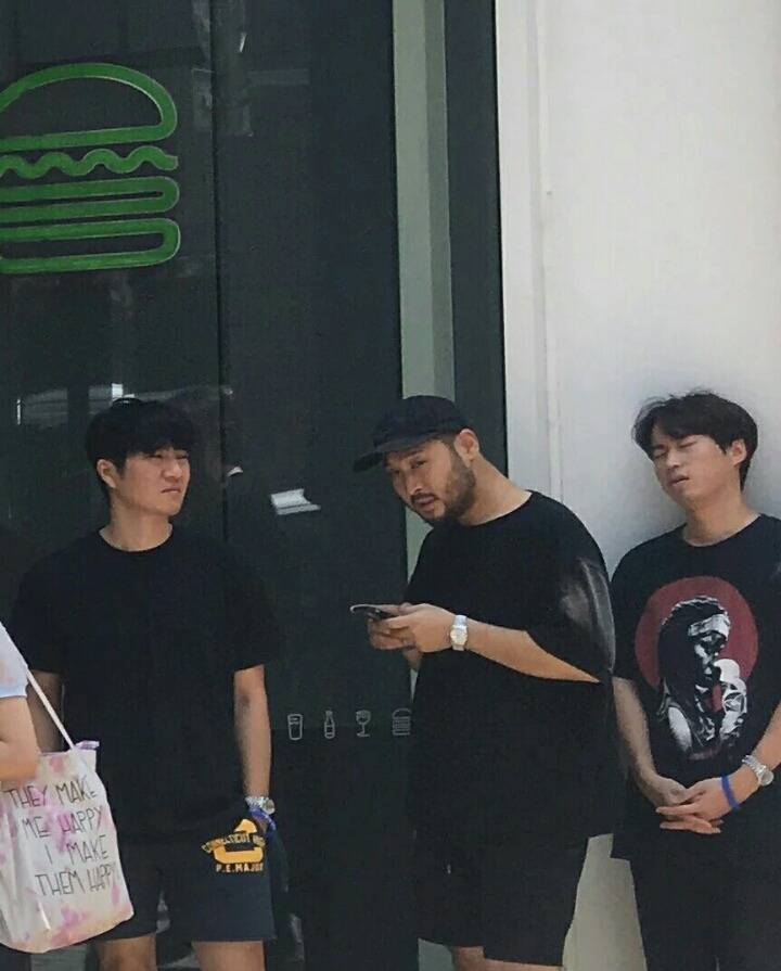 쉑쉑버거 먹으려고 한시간째 줄서있는 에픽하이.jpg | 인스티즈