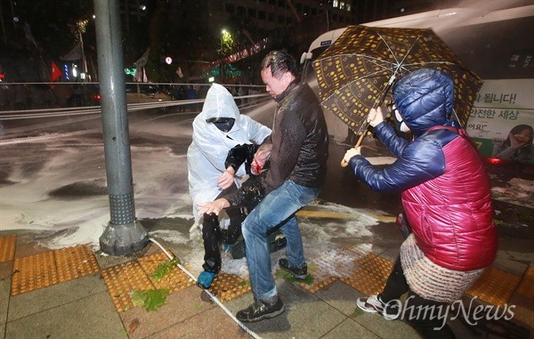 피흘리는 부상자 옮기는 시민에게도 물대포 | 인스티즈