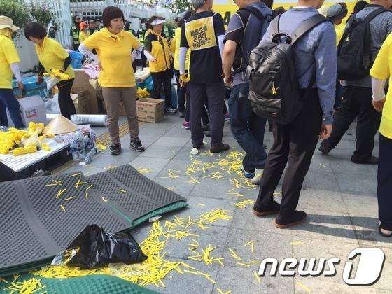 정부청사 앞에서 농성하던 세월호 유가족 연행 | 인스티즈