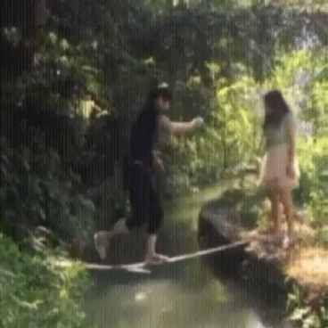 외나무 다리를 건너는 커플 | 인스티즈