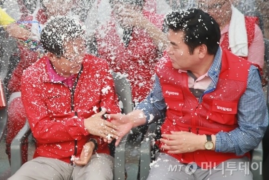 자유당 당대표로 선출된 거 축하받는 홍준표 | 인스티즈