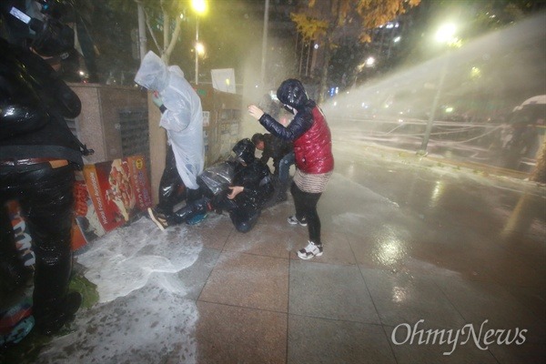 피흘리는 부상자 옮기는 시민에게도 물대포 | 인스티즈