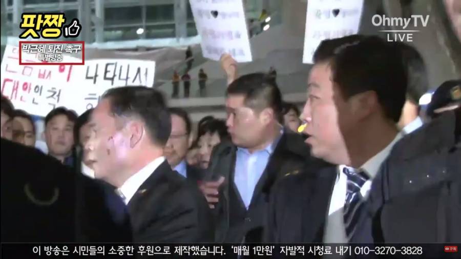 반기문 뒤에 피켓ㅋㅋ.jpg | 인스티즈