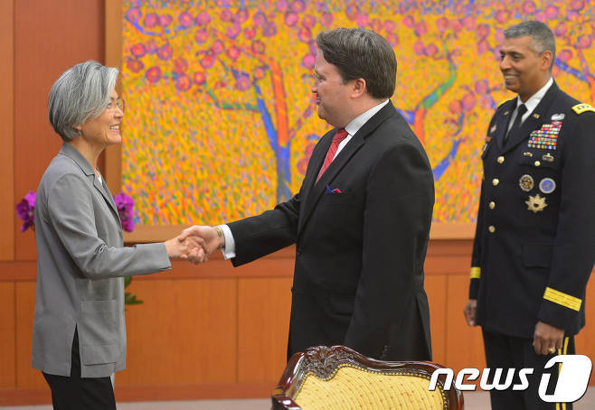 오늘자 강경화 외교부 장관.jpg | 인스티즈