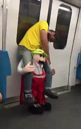 술 취한 친구에게 입힌 바지.gif | 인스티즈