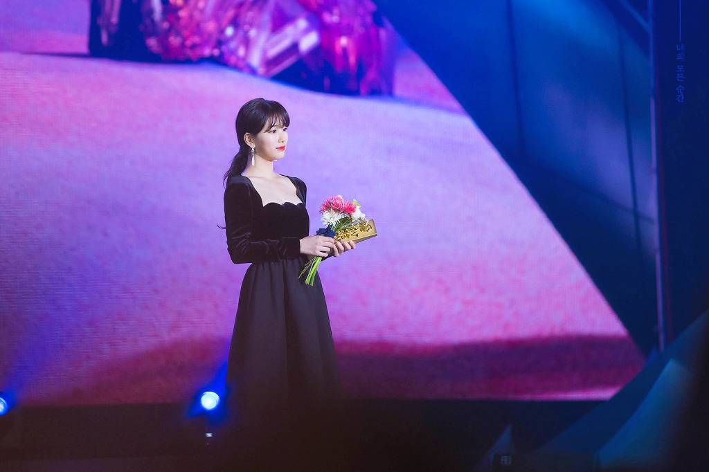 얼굴에서 빛이 나는 배수지.jpgif | 인스티즈