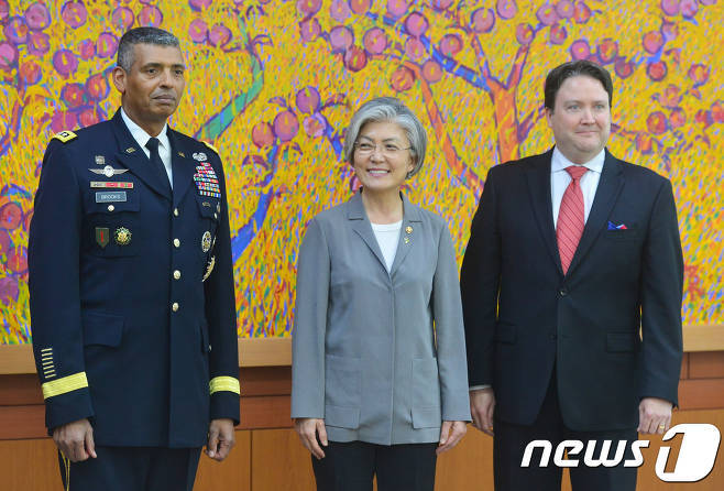 오늘자 강경화 외교부 장관.jpg | 인스티즈